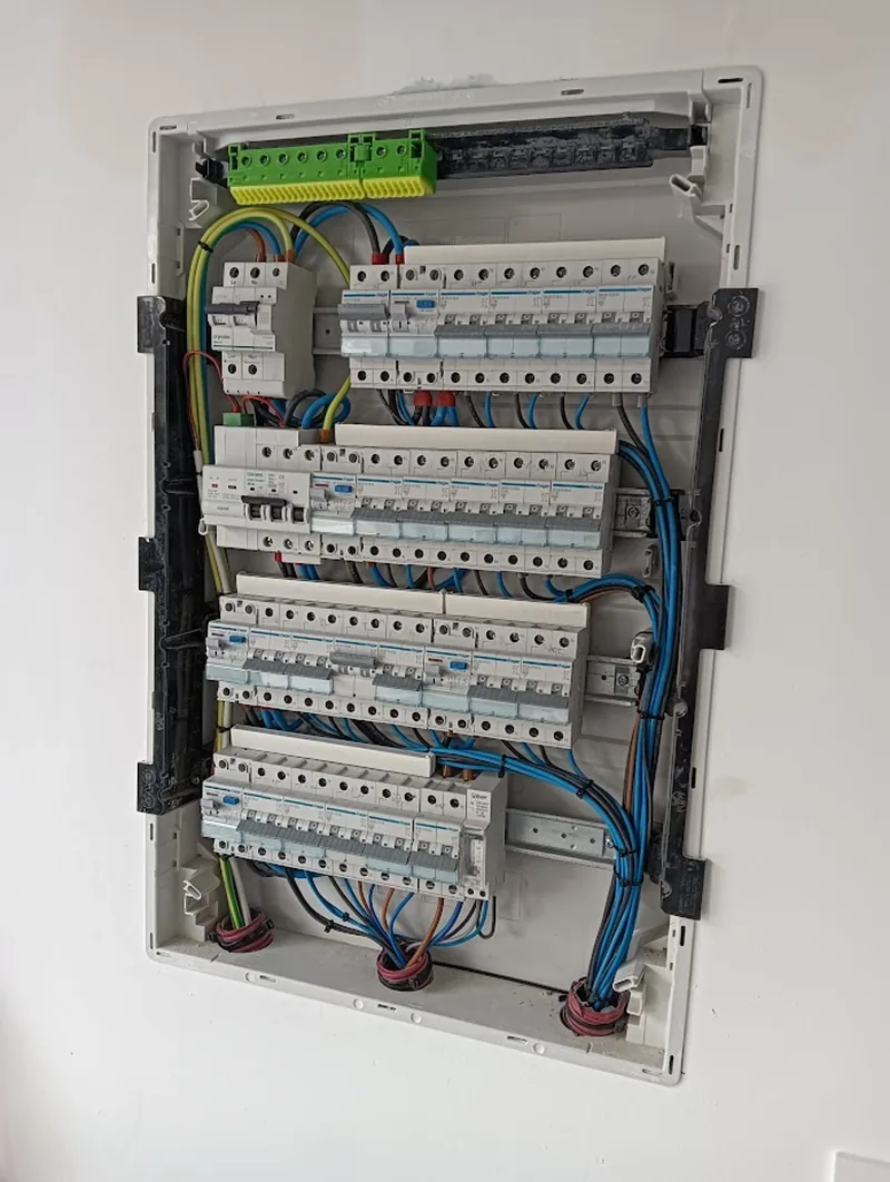 Cuadro eléctrico Hager de gran formato con múltiples filas y cableado denso