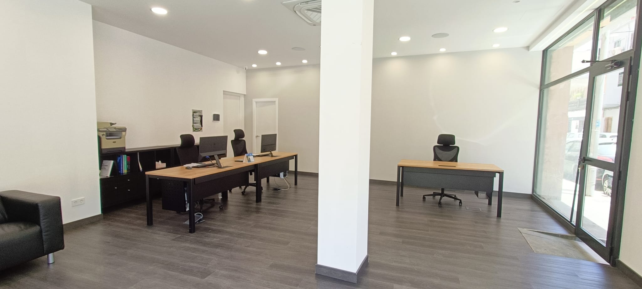 Oficina Sol-Elec con sistema Loxone, luces DALI, audio multizona, alarma e IP CCTV
